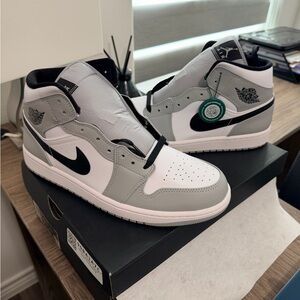 Nike Men's Black, Gray, and White Sneakers